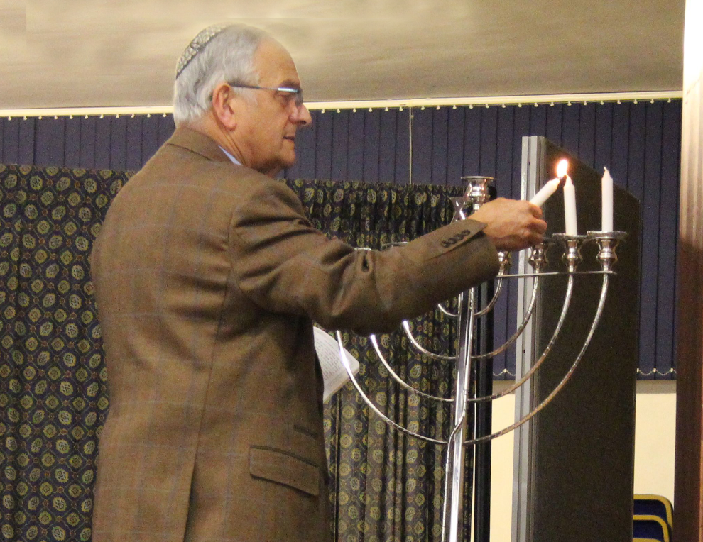 Chazan Robins – Lighting Chanukah Candles followed by Edwin’s Talk