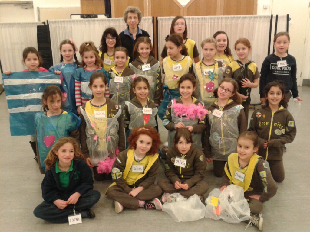 Brownies complete their Designer Badge 2015