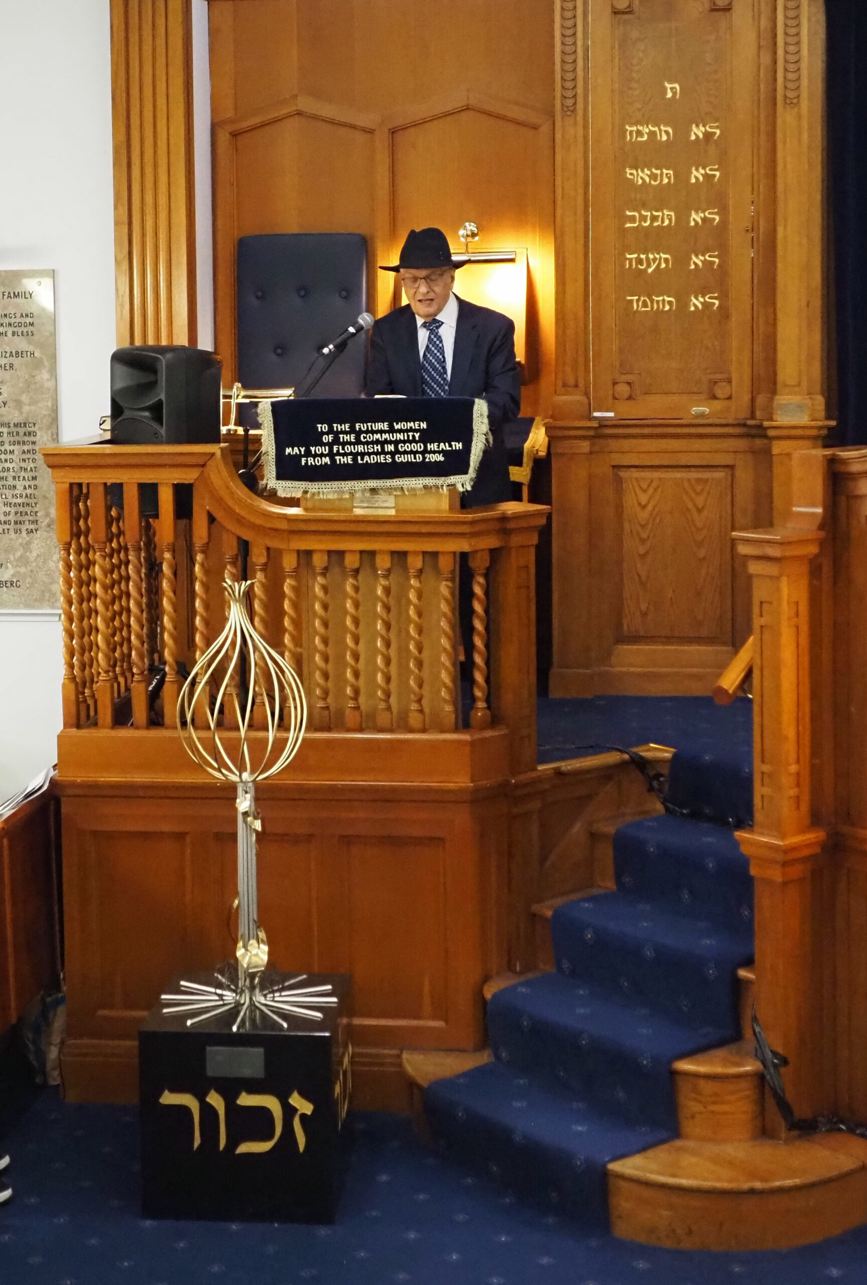 Adon Olam sung by Cantor Stephen Robins ARCM