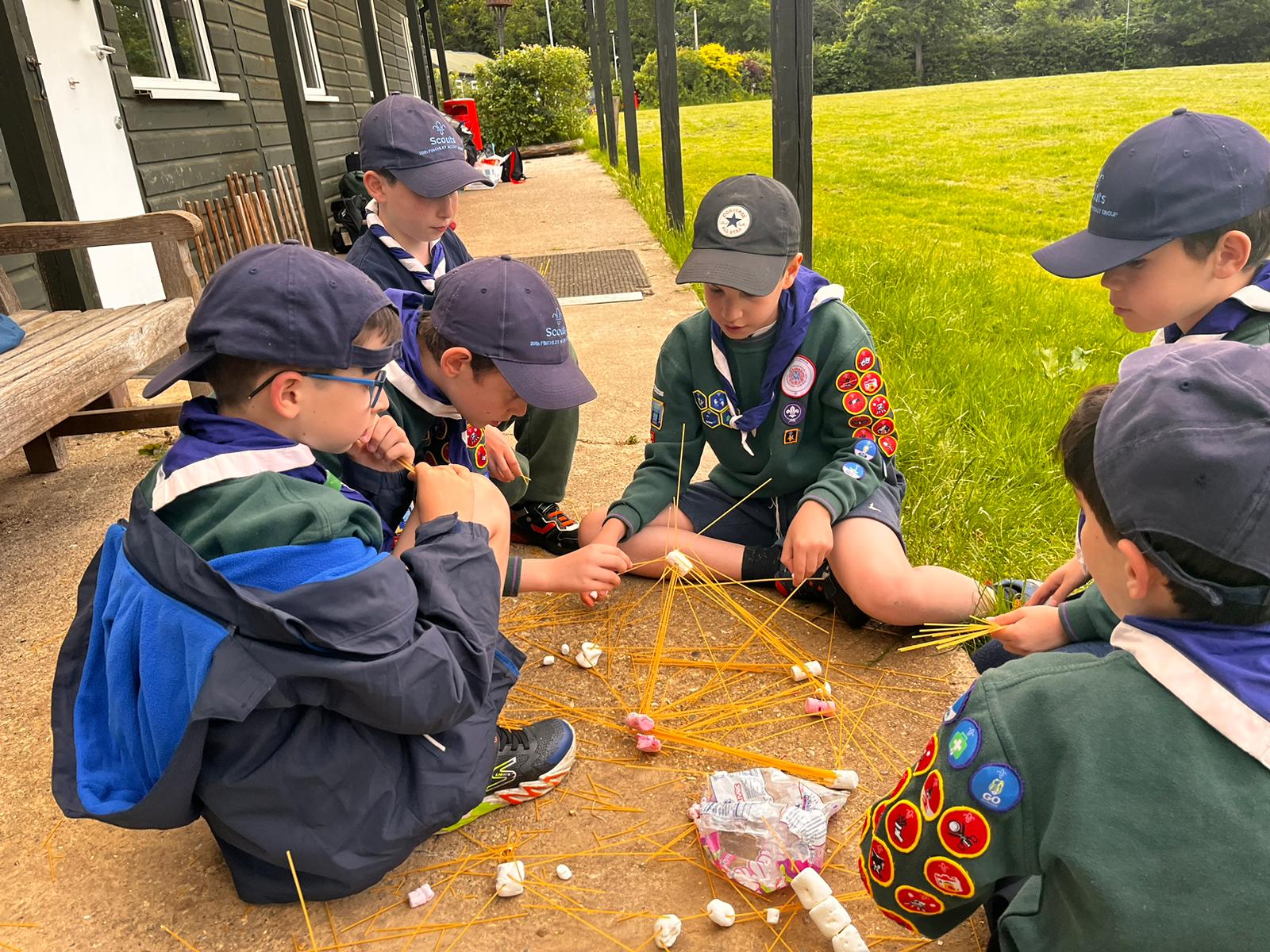 Scouting : Who can build the tallest tower with spaghetti and mashmallows who will win